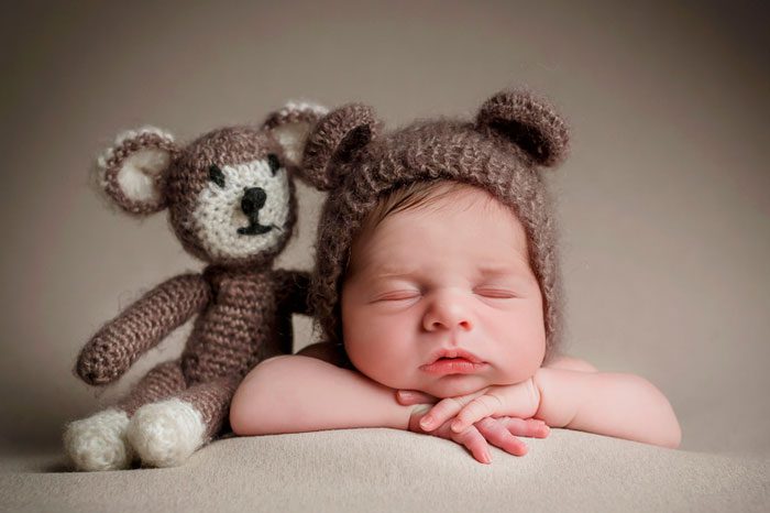 Fotografia de bebe recién nacido durmiendo
