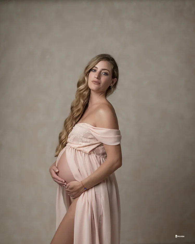 Fotografía de mujer embarazada en estudio de fotografía Chiclana con luz artificial.