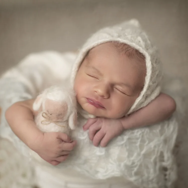Fotografía de bebé recién nacido con 15 días de Conil durmiendo junto a su osito. 
