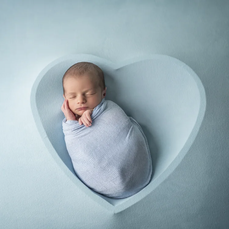 Fotografía de bebé recién nacido de Conil dentro de un corazón.