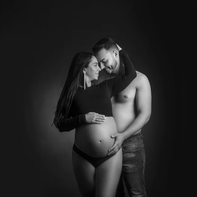 Fotografía de pareja de novios con embarazo 9 meses