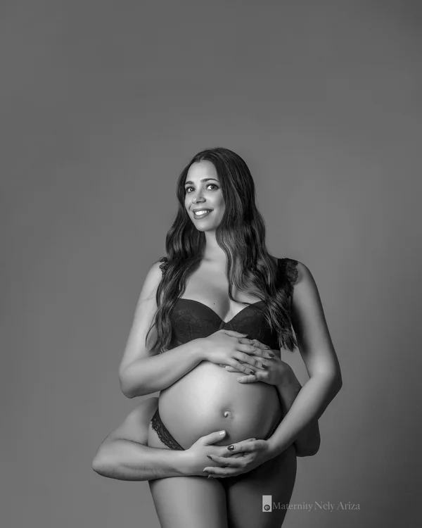 Fotografía de embarazada de 9 meses en estudio