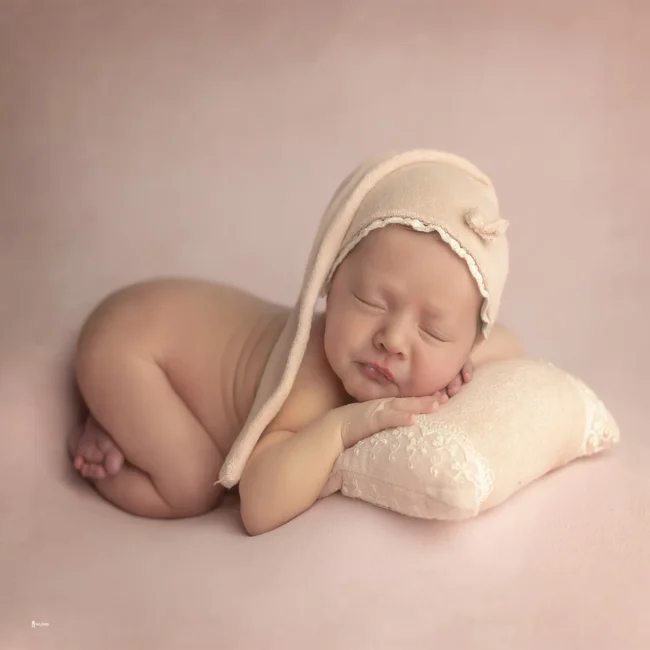 Fotografía de fotos de recién nacido realizada en el estudio de fotografía de Chiclana por Nely Ariza