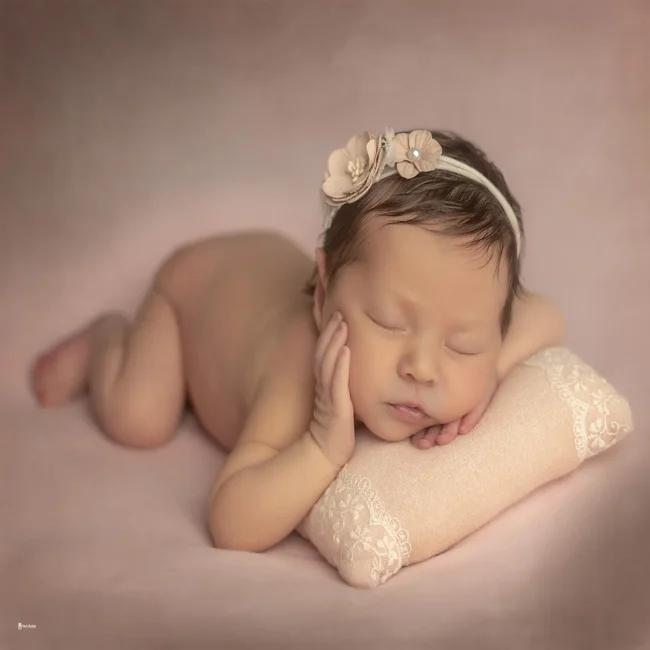 Fotografía de fotos de recién nacido realizada en el estudio de fotografía de Chiclana por Nely Ariza