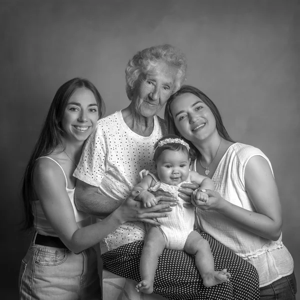 Fotografía familiar de abuela, hija, nieta y bisnieta