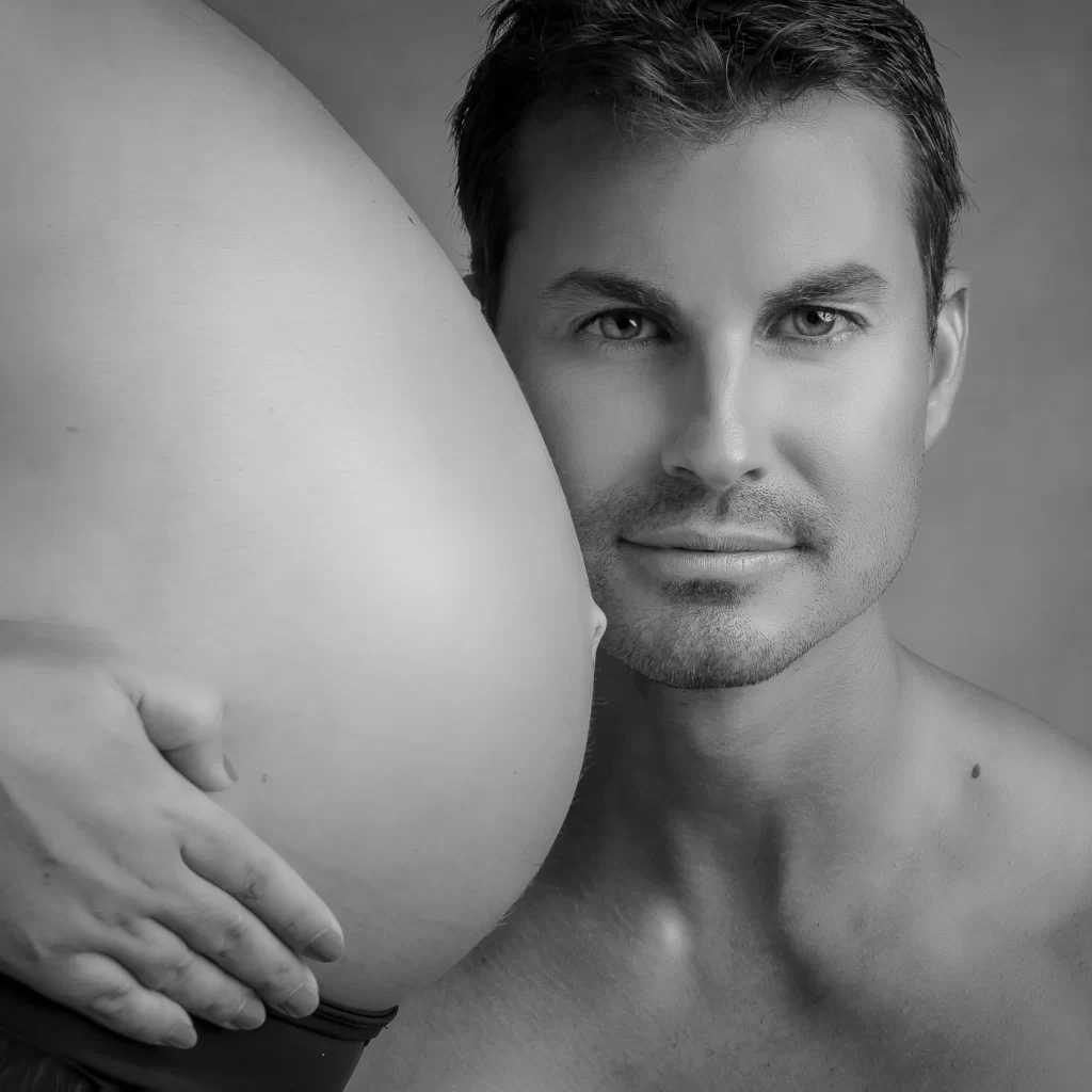 Retrato de padre sobre barrida embarazada de su esposa