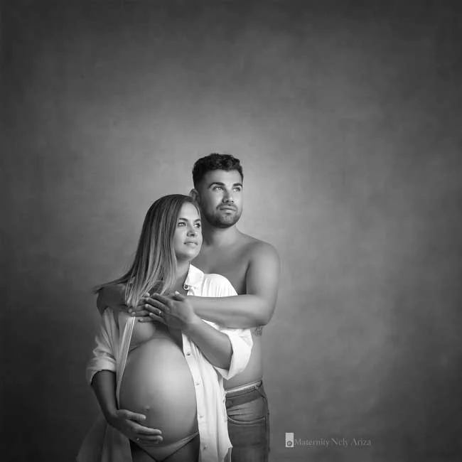 Foto Estudio Embarazo en Pareja - Fotos de Embarazada con su Pareja - Fotografía de Embarazadas en Estudio