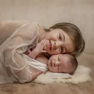 Fotografía de bebe recien nacido con hermanos - Fotos de bebé recién nacido