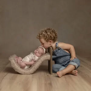 Fotografía de newborn con hermanos - Fotos bebé recién nacido