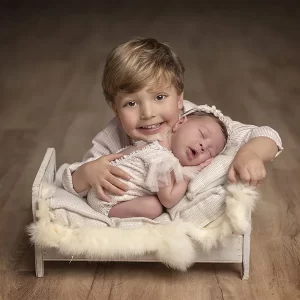Fotografía de hermanos, bebé recién nacido y su hermana Vejer